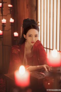 坐在烛光前的古装美女图片