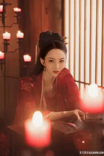 坐在烛光前的古装美女图片 坐在烛光前的古装美女图片