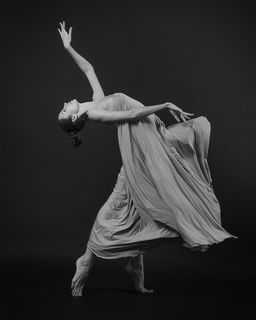 长裙气质现代舞美女图片