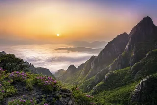 美景 高清海报摄影图  日出 山脉 湖泊 湖畔