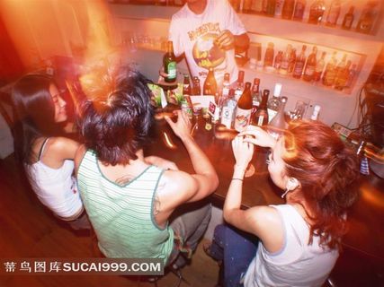 在酒吧喝酒的年轻男女