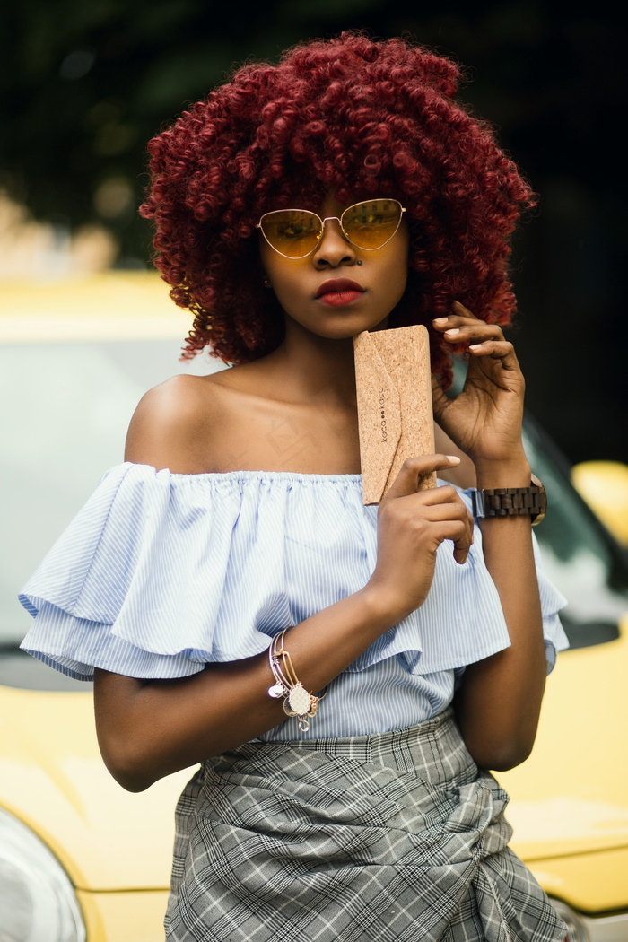 泡面头卷发发型图片