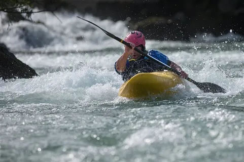 玩皮划艇的男子