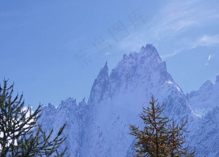 蓝天下笔直的雪峰