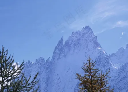 蓝天下笔直的雪峰 蓝天下笔直的雪峰
