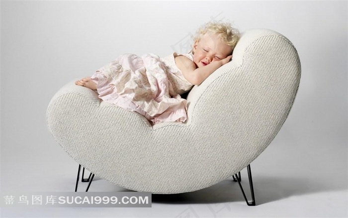睡在沙发上的宝宝