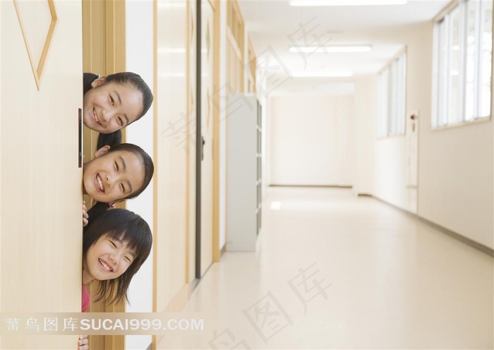 躲在门后的学生