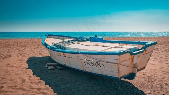 海边旧船只图片 海边旧船只图片