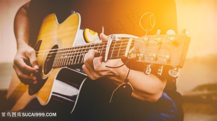 弹吉他的音乐家高清图片