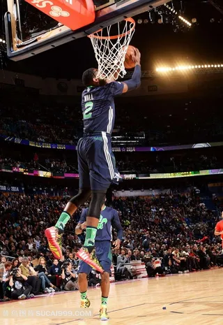 跳起背身扣篮的欧文