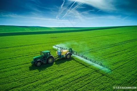 农田机械喷洒农药风景图片