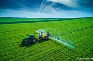 农田机械喷洒农药风景图片