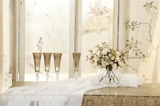 木桌上的高脚杯和花瓶鲜花摄影图