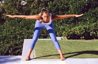 伸开双手的美女