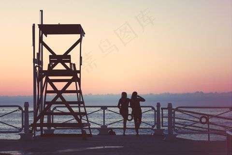 海边夕阳人物图片