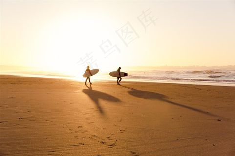 沙地上行走的两人