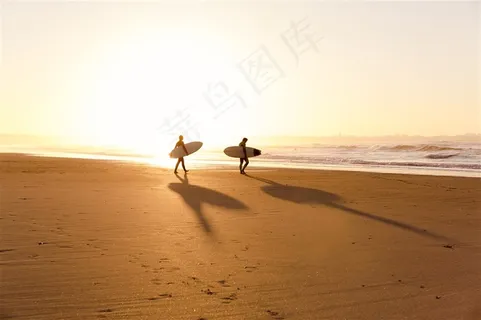 沙地上行走的两人