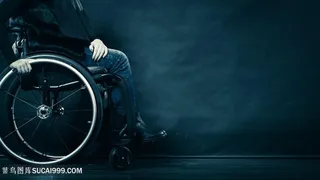 坐轮椅的人物高清图片