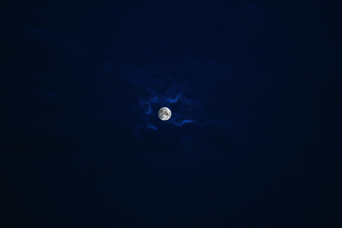 夜空中的月亮图片