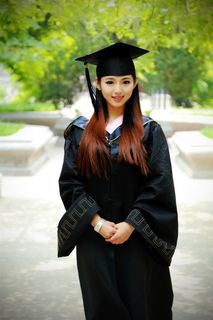 毕业季清秀美女大学毕业生