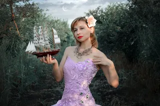 紫色抹胸婚纱美女图片