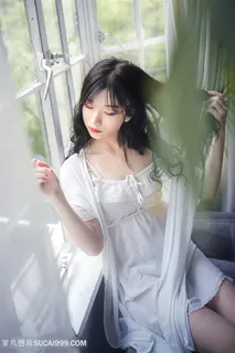 坐在窗户边整理头发的清纯美女图片 坐在窗户边整理头发的清纯美女图片