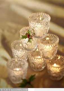 装着燃烧的蜡烛的杯子叠罗汉