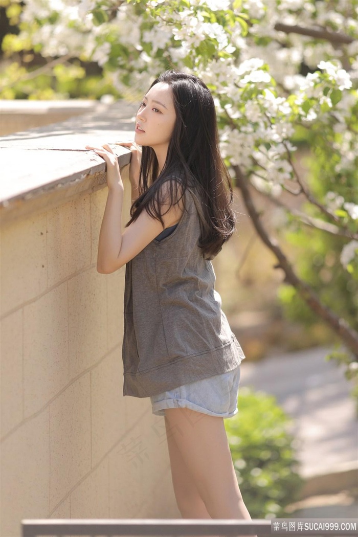 围墙边的国内清纯美女写真图片