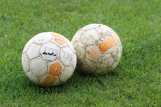 两个白色排球图片