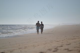 海边散步情侣图片