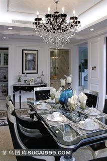 家居餐厅桌上的餐具和摆设高清摄影图