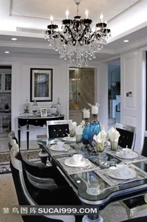 家居餐厅桌上的餐具和摆设高清摄影图