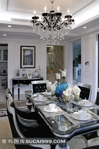 家居餐厅桌上的餐具和摆设高清摄影图