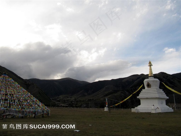四川藏区白塔经幡图片素材