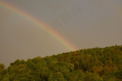 山顶彩虹天空图片