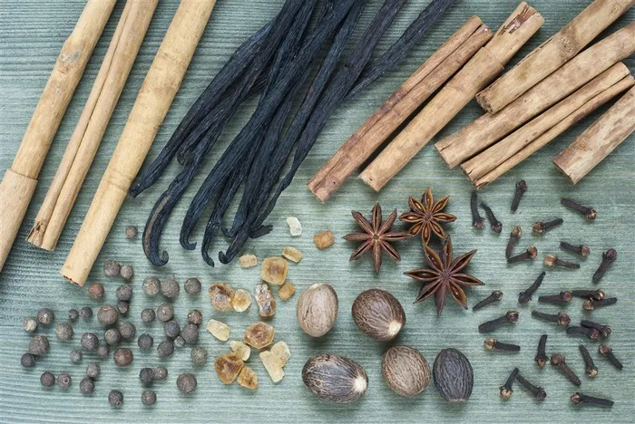 桌子上的各种各样的调味品