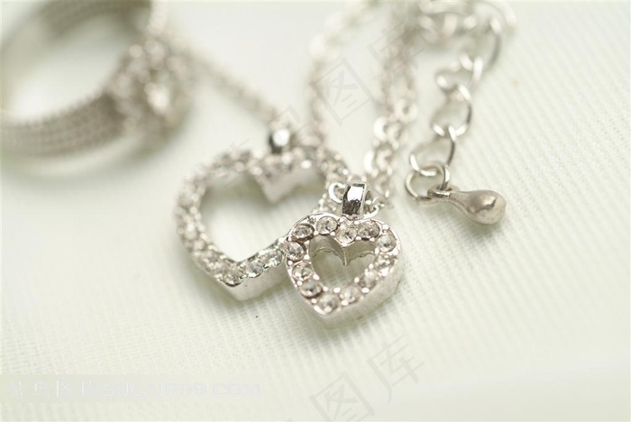 银色心形吊坠项链