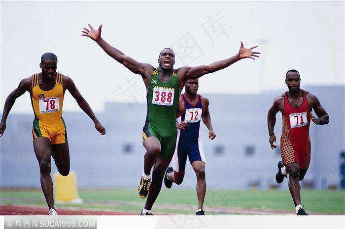 冠军展开双臂示威