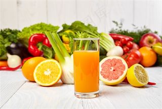 新鲜的蔬菜水果果汁