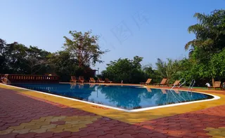 露天游泳池图片