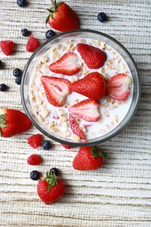 牛奶泡草莓图片 牛奶泡草莓图片