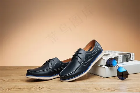 木板上书本旁的男士皮鞋图片欣赏