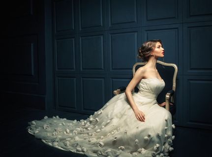 坐椅子上的婚纱美女