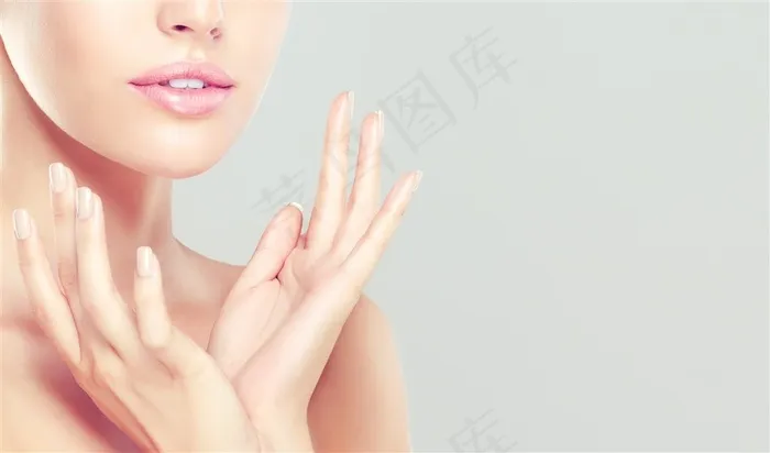 双手捧着面部的美女高清图片
