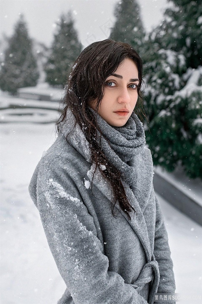站在雪中的欧美美女图片