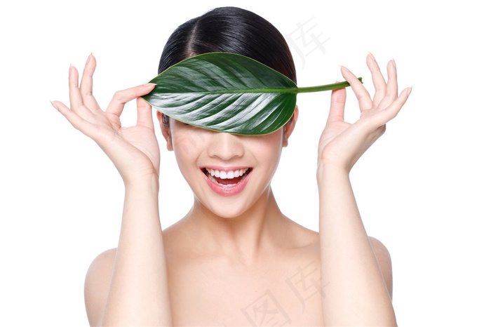 拿着叶子遮眼睛的美女
