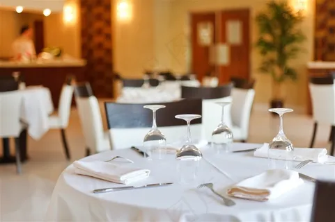高档西餐厅圆形餐桌餐具装饰摆设高清图片