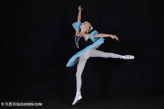 小女孩跳芭蕾舞图片