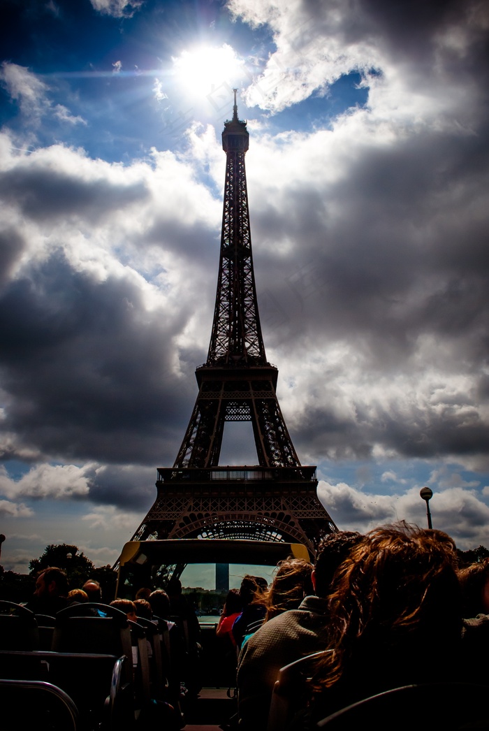 阴天埃菲尔铁塔图片