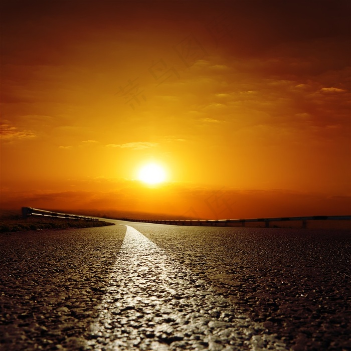道路上的夕阳
